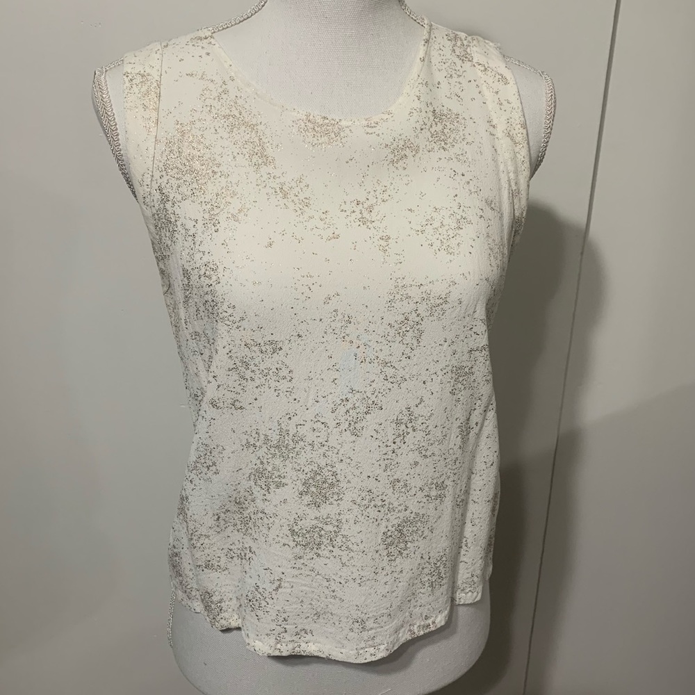 Lila rose woman’s sleeveless top. Size Medium